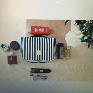 Hanging toiletry or cosmetics travel bag